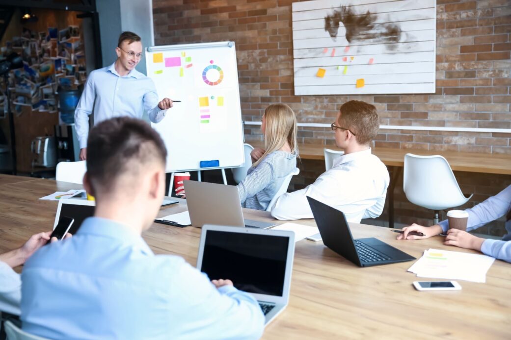Digitale Weiterbildung 2020/2021: von Euphorie zum Webinar-Frust - Personalentwickler und Führungskräfte konzentrieren sich auf Kernthemen der betrieblichen Bildung